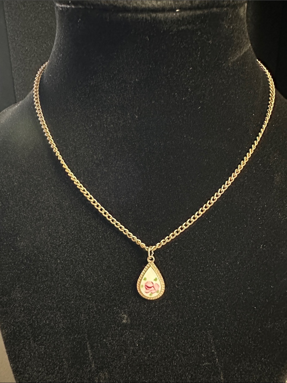 Vintage Sarah Coventry Primrose Tear Drop Shaped Pendant Necklace